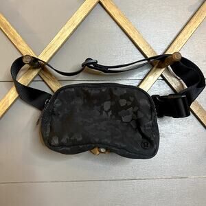 Lululemon Everywhere Belt Bag Black Camo